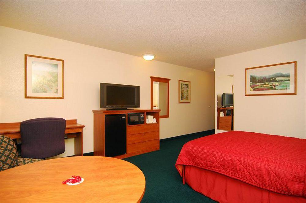 Quality Inn & Suites Medford Airport Экстерьер фото