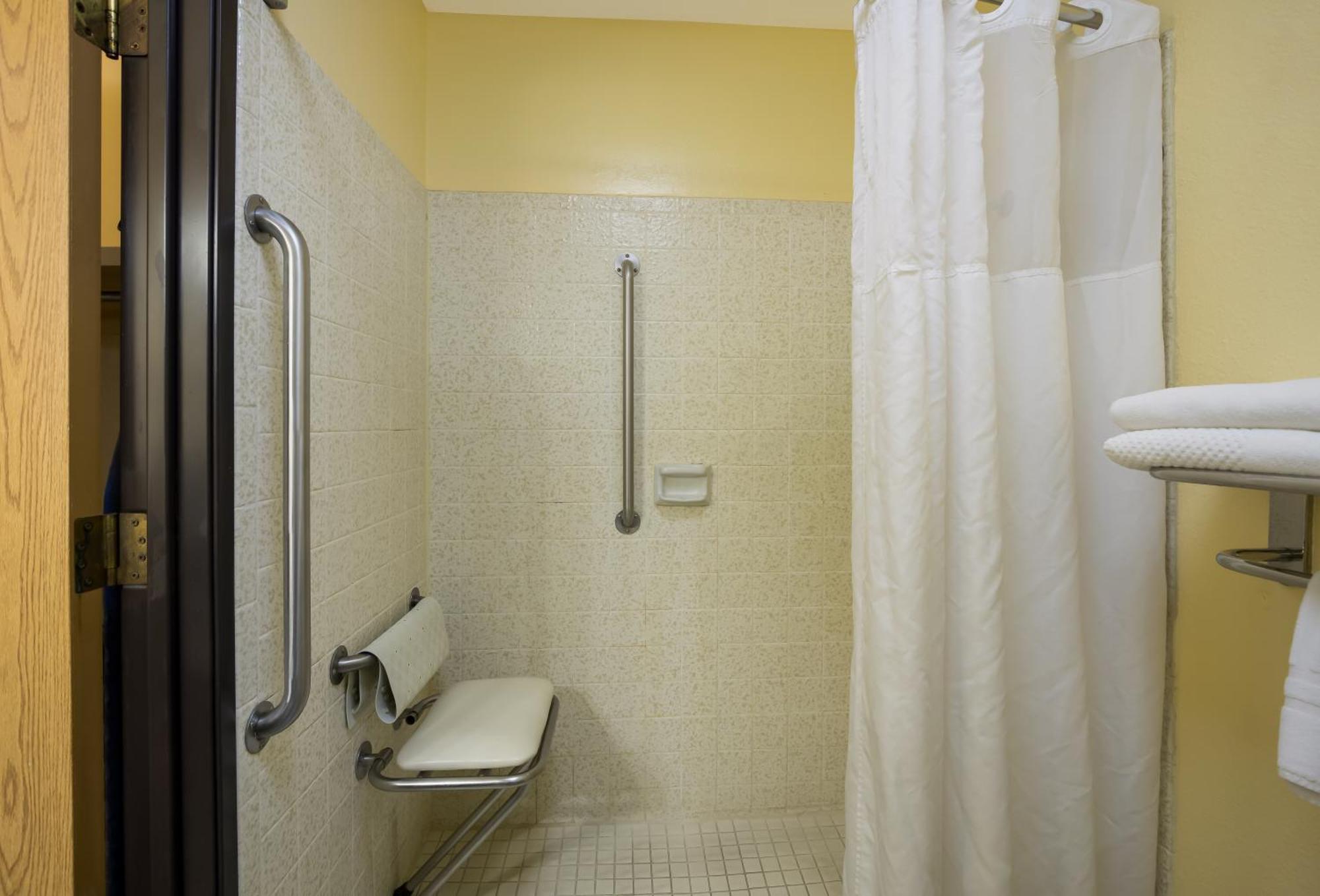 Quality Inn & Suites Medford Airport Экстерьер фото