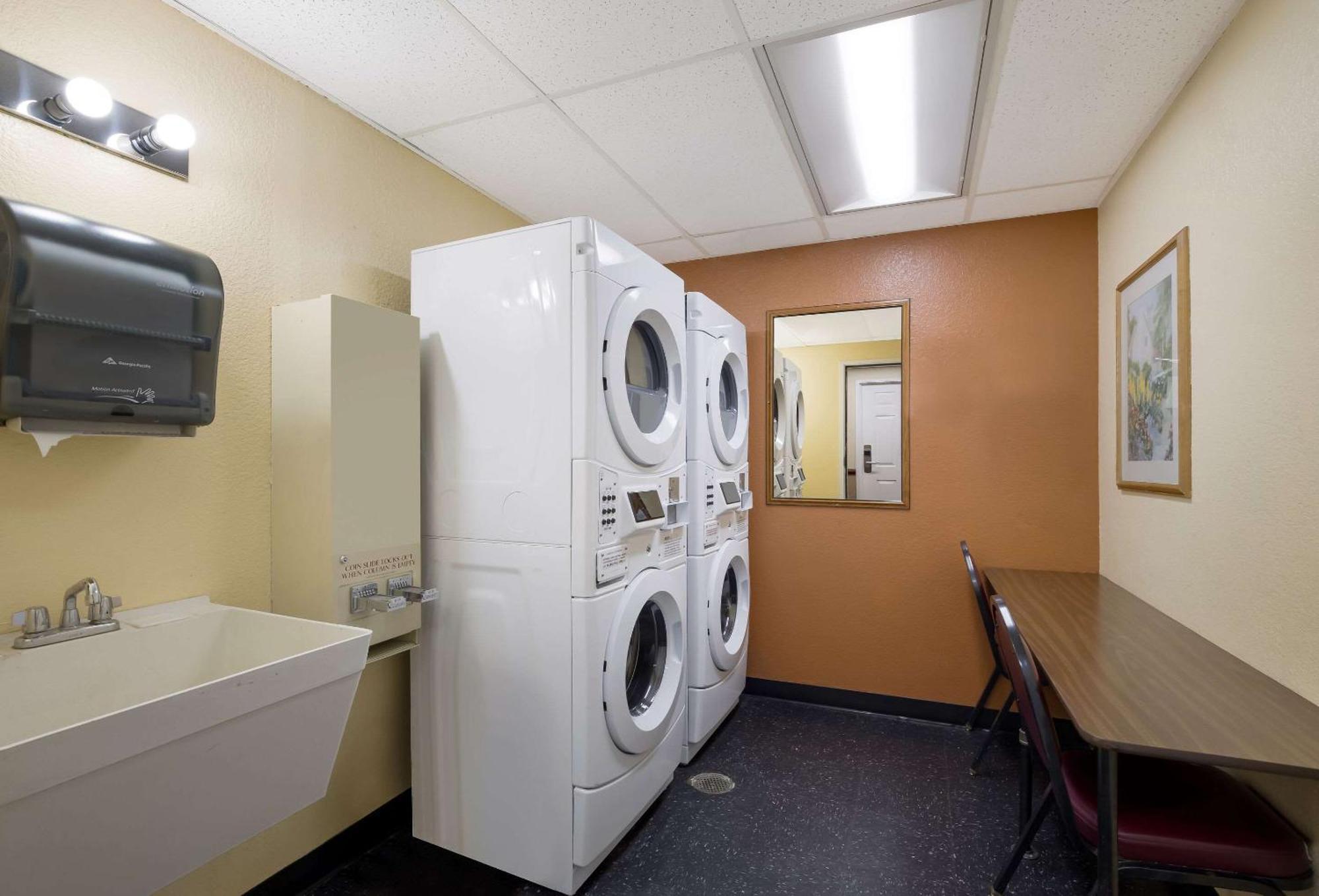 Quality Inn & Suites Medford Airport Экстерьер фото