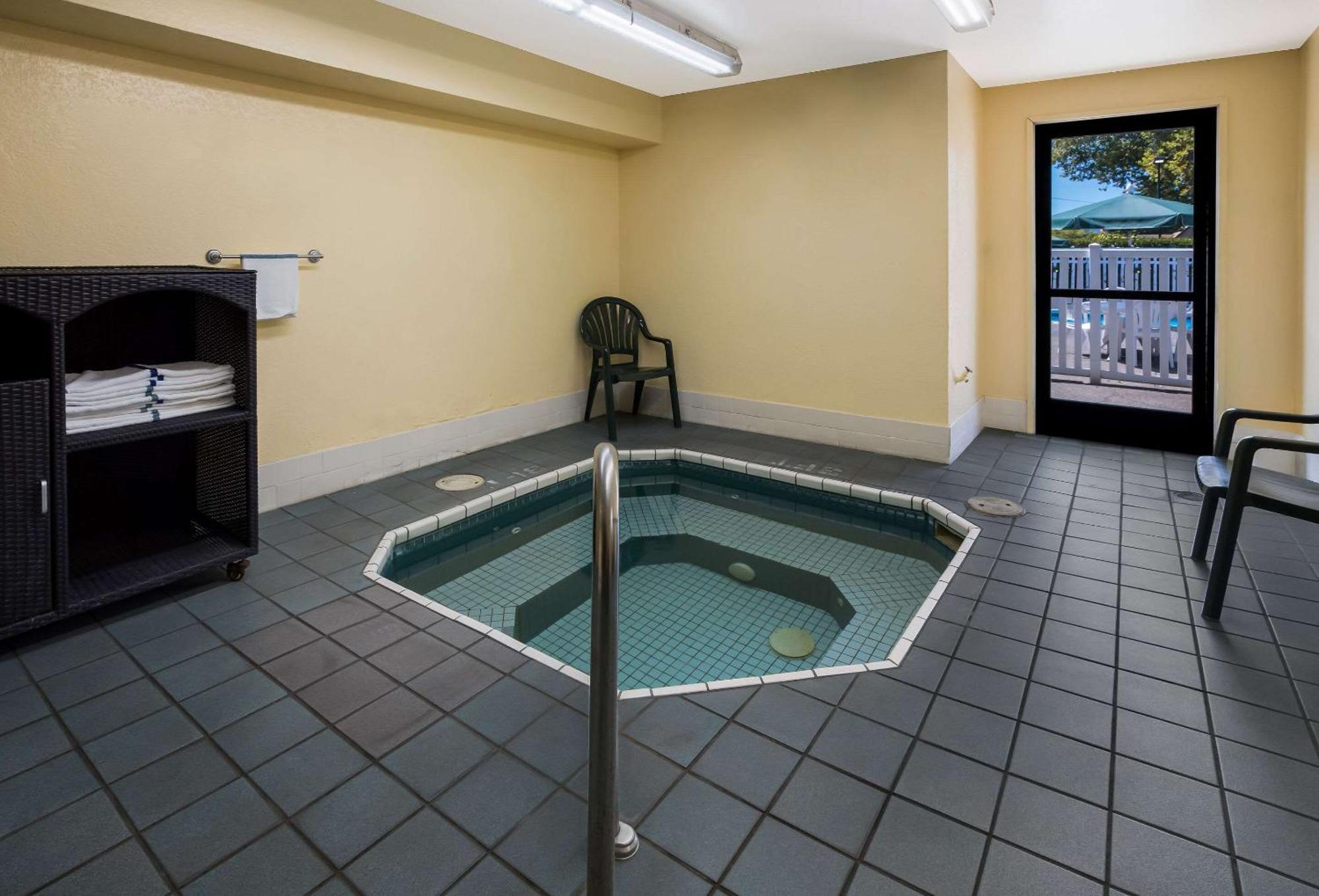 Quality Inn & Suites Medford Airport Экстерьер фото
