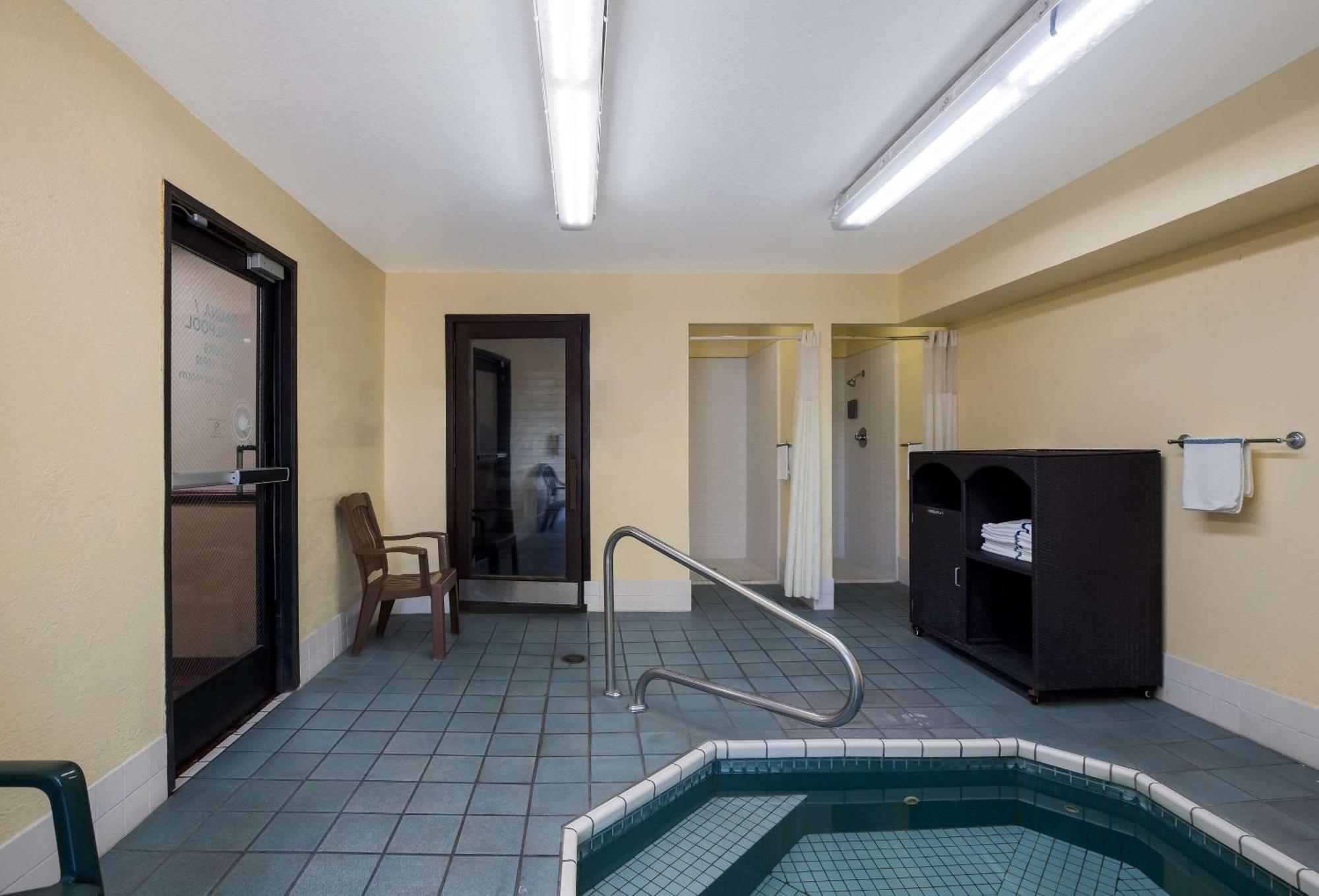 Quality Inn & Suites Medford Airport Экстерьер фото