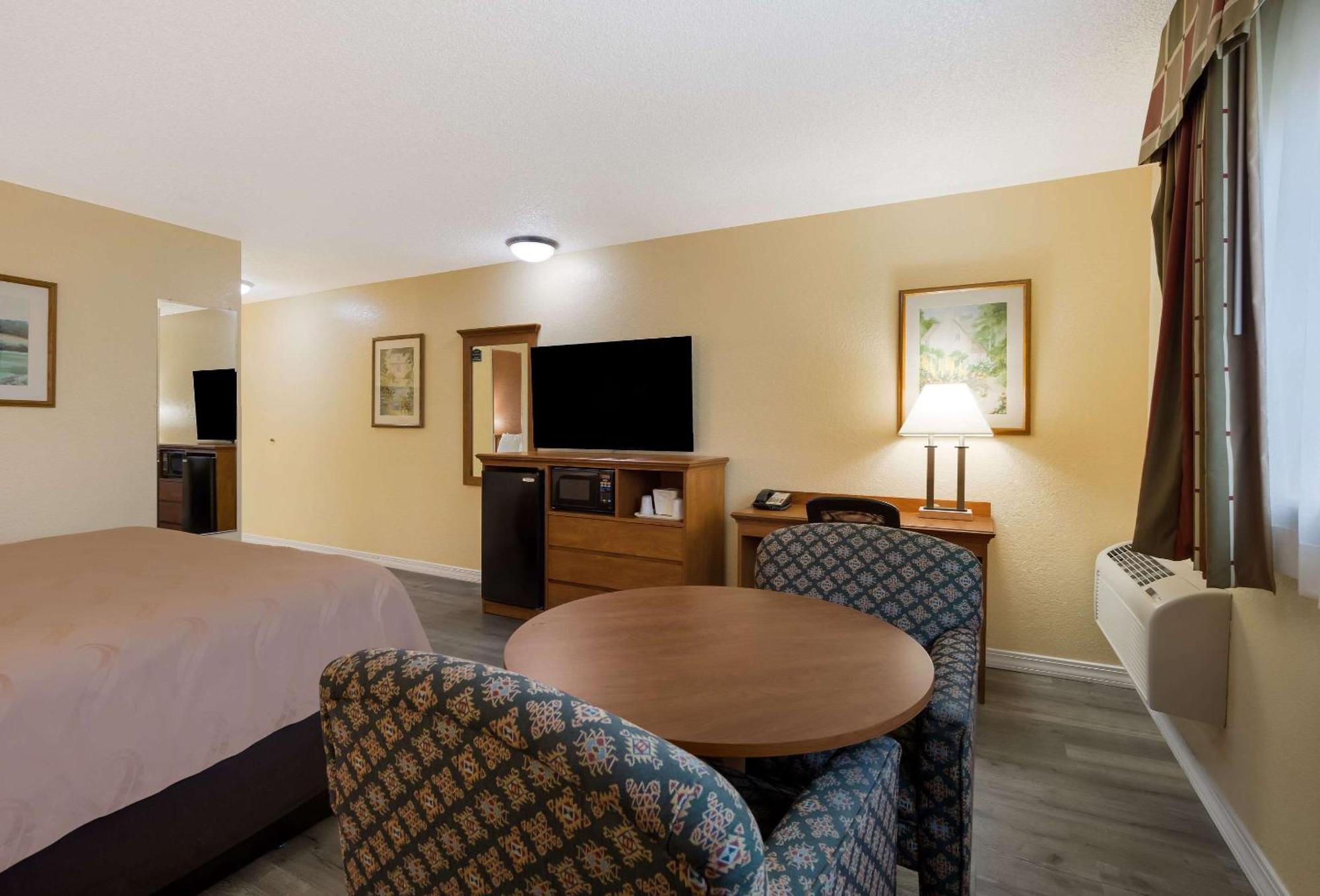 Quality Inn & Suites Medford Airport Экстерьер фото