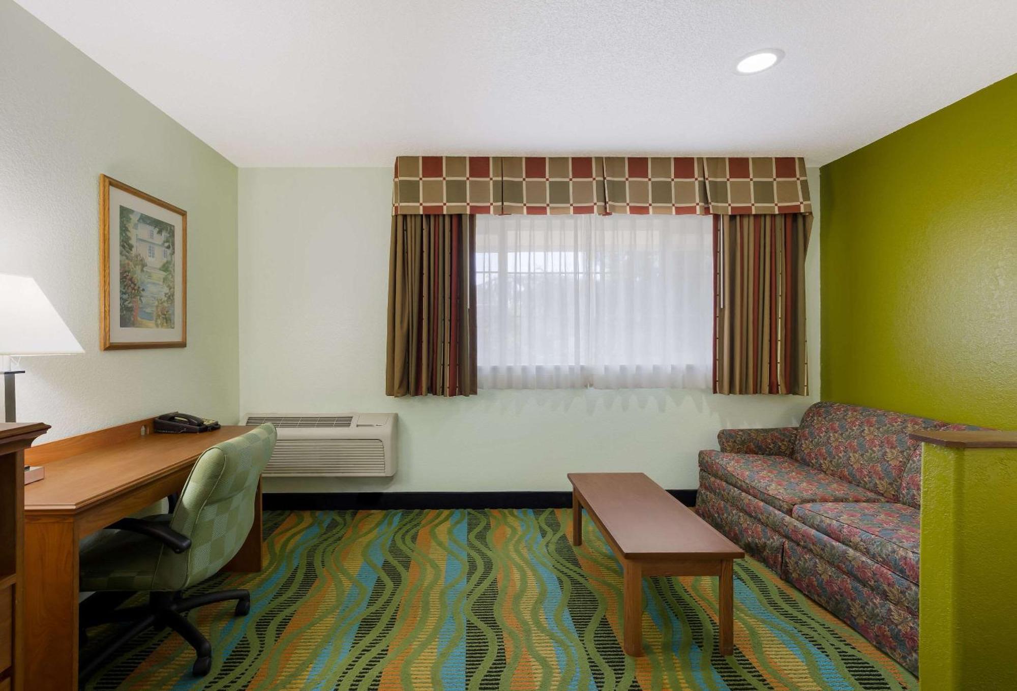 Quality Inn & Suites Medford Airport Экстерьер фото