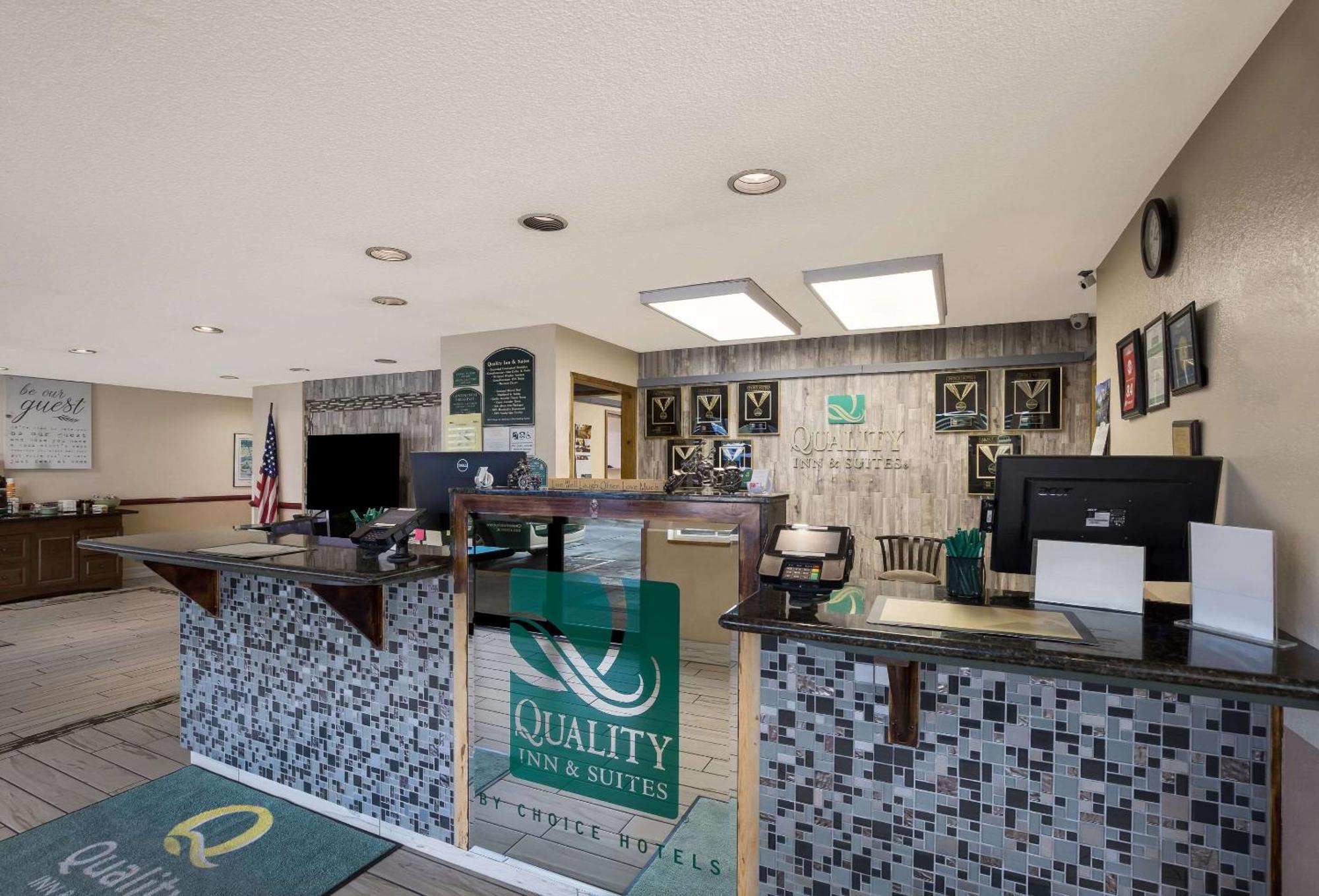 Quality Inn & Suites Medford Airport Экстерьер фото