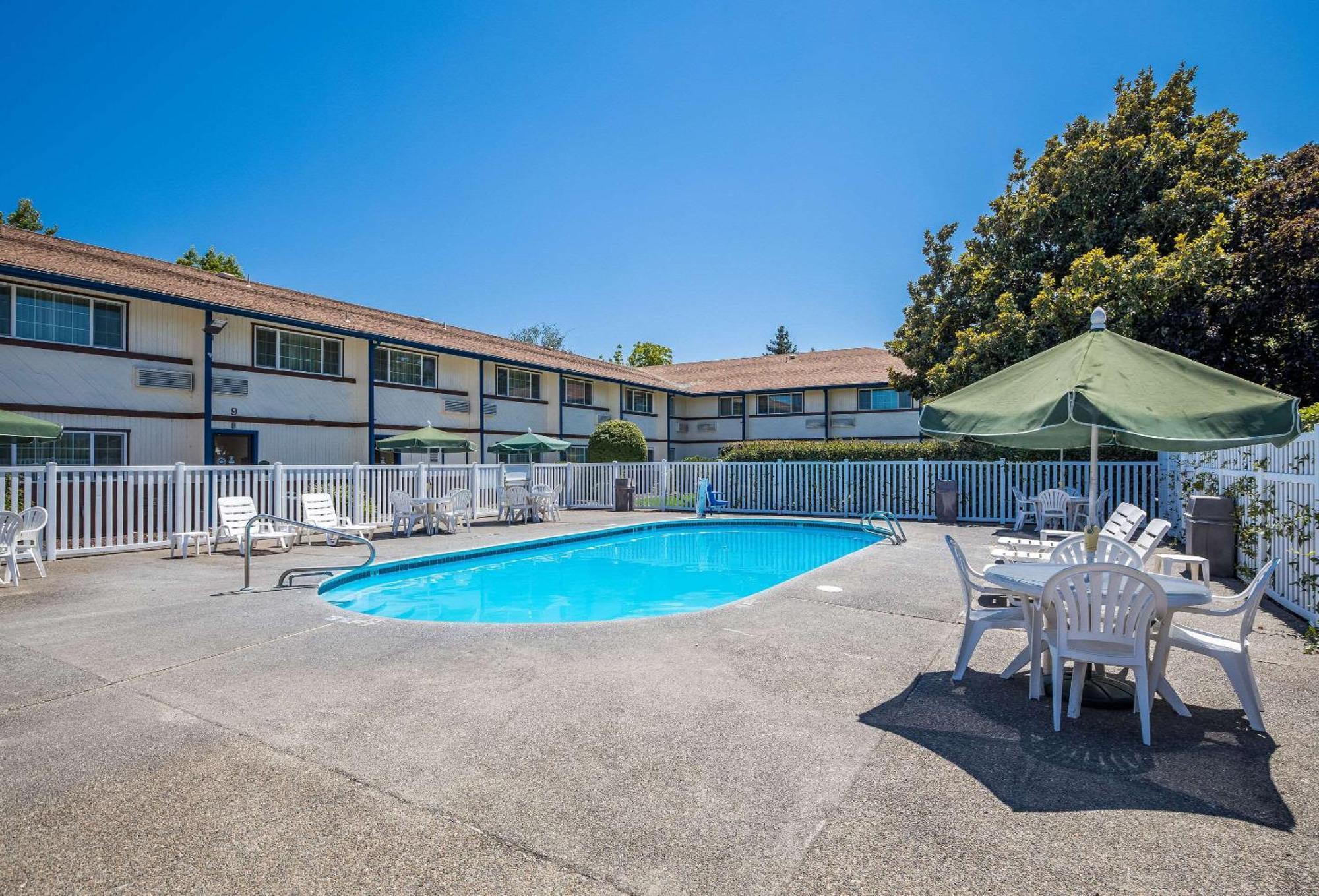 Quality Inn & Suites Medford Airport Экстерьер фото