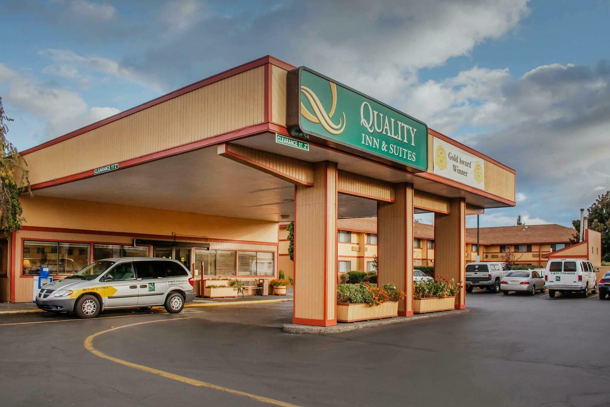 Quality Inn & Suites Medford Airport Экстерьер фото